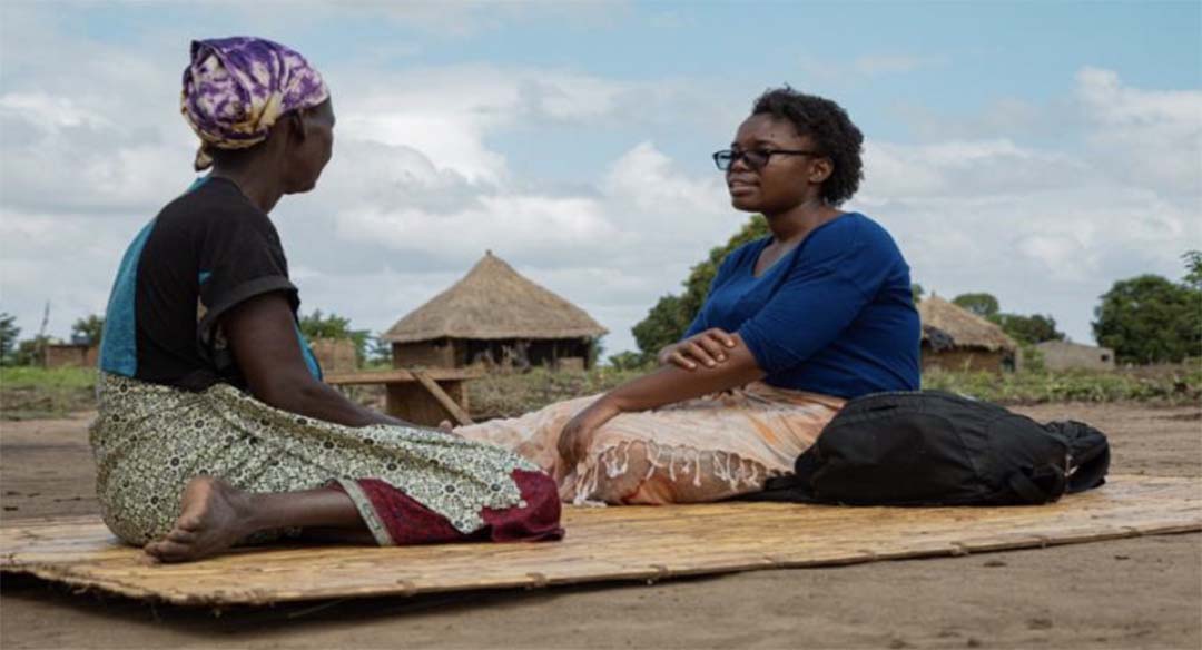 Amemarlita Matos interviewing a lady from the Vinho community (Park Buffer Zone).