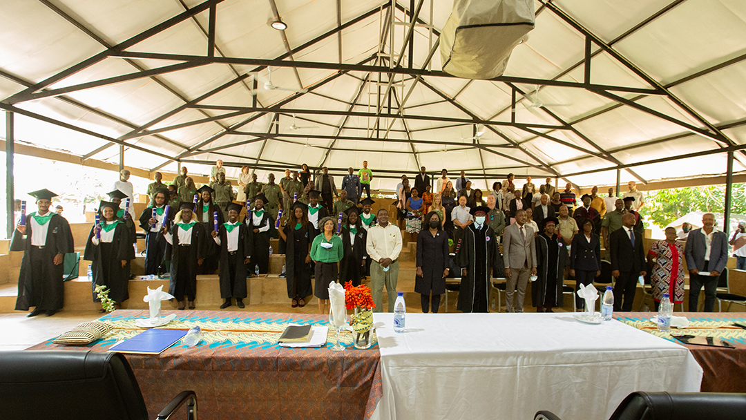 In the center is the Vice-Rector from UniLurio, the Park’s Warden, the Secretary of State, the rector of UniZambeze and the Administrator of the District of Gorongosa. In addition to the new Masters in Conservation Biology graduates, representatives of the “BioEducation” Consortium can also be seen in the photo.